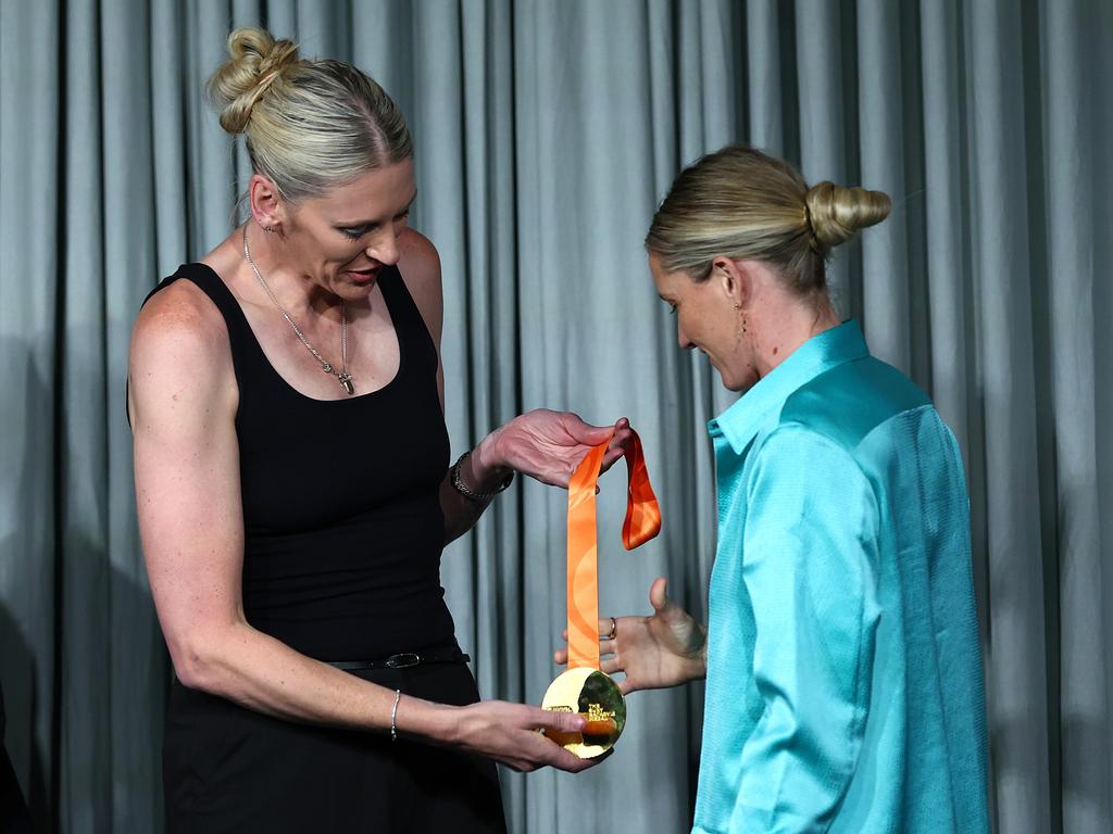 The Bendigo Spirit’s Sami Whitcomb was named 24/25 Suzy Batkovic Medal for MVP by basketball legend Lauren Jackson. Photo by Graham Denholm/Getty Images for WNBL