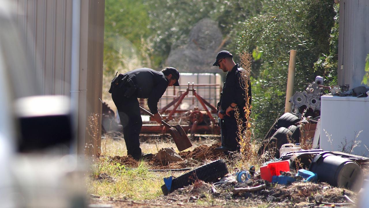 SES crews helped SAPOL with the search. Picture: NCA NewsWire / Kelly Barnes