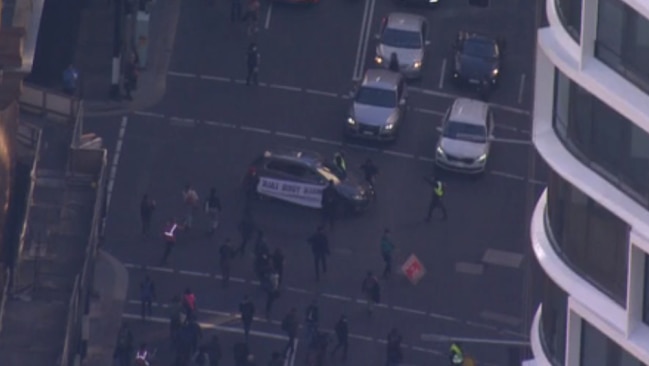 Les manifestants de Blockade Australia ont couru devant le SUV alors qu'il ralentissait.  Image : Livré