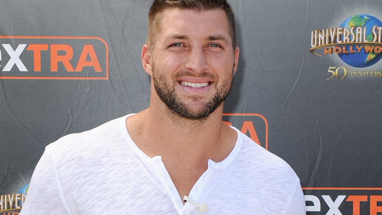 Tim Tebow Helps Passengers During On-Flight Medical Emergency