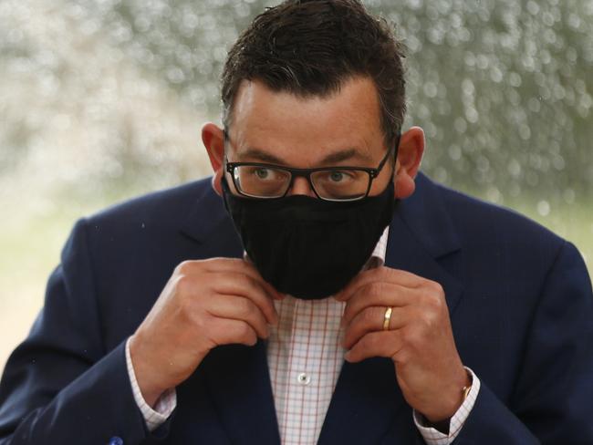 Victorian Premier Daniel Andrews puts on his face mask. Picture: NCA NewsWire / Daniel Pockett