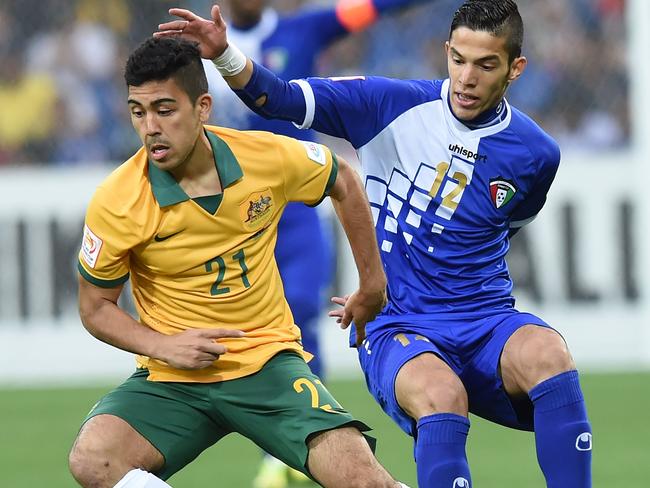 Massimo Luongo of Australia (L) fights for the ball with Sultan Alenezi of Kuwait during the first round Asian Cup football match between Australia and Kuwait in Melbourne on January 9, 2015. AFP PHOTO / MAL FAIRCLOUGH IMAGE RESTRICTED TO EDITORIAL USE - STRICTLY NO COMMERCIAL USE