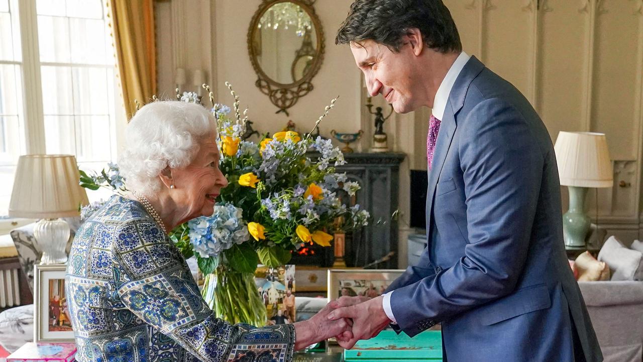 La reine a sa première rencontre en personne avec Justin Trudeau après avoir combattu Covid-19