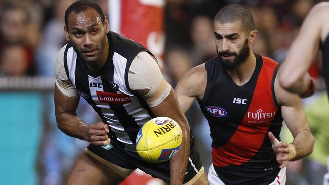 MELBOURNE, AUSTRALIA - AUGUST 23: Travis Varcoe of the Magpies handpasses the ball during the round 23 AFL match between the Collingwood Magpies and the Essendon Bombers at Melbourne Cricket Ground on August 23, 2019 in Melbourne, Australia. (Photo by Daniel Pockett/Getty Images)