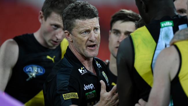 Damien Hardwick talks to his players. Picture: Getty Images