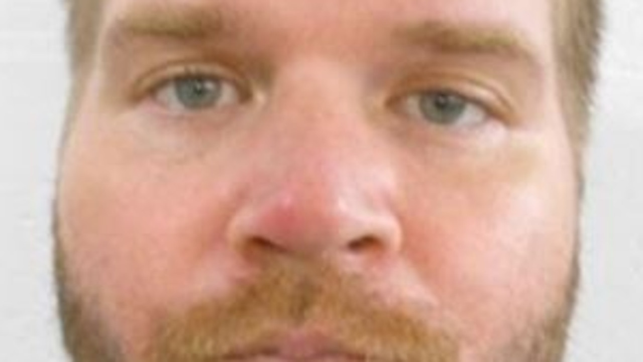 Police hunt escaped prisoner in Scenic Rim region