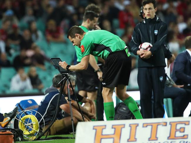 Referee Chris Beath checks a VAR goal review against the Wanderers during the A-League match between Sydney FC and Western Sydney Wanderers at the SCG. Picture. Phil Hillyard