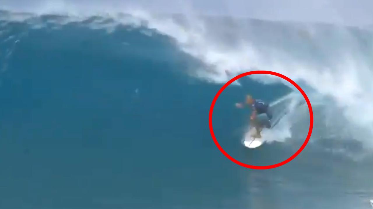 Kelly Slater nails a Perfect 10 at Pipeline.