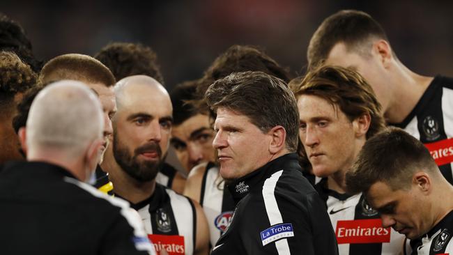 Interim coach Robert Harvey addresses his troops. Picture: Dylan Burns/AFL Photos via Getty Images