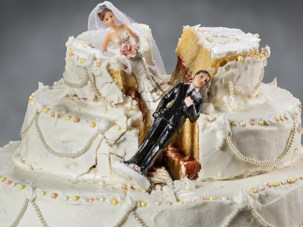 I've never wanted to punch a wedding cake until this wedding : r