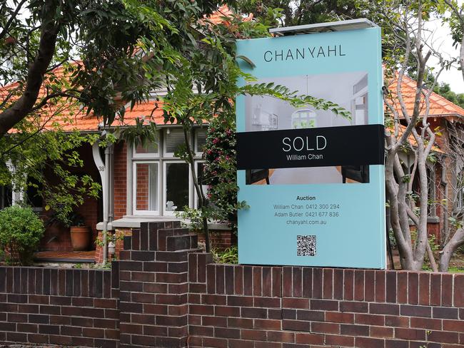 SYDNEY, AUSTRALIA: NewsWire Photos: APRIL 02 2024: A general stock view of a for sale sign on a home in the North Shore of Sydney, as Australian house prices hit record high for fifth consecutive month, making it increasingly difficult for new home buyers to get into the property market with the added cost of inflation. Picture: NCA NewsWire/ Gaye Gerard