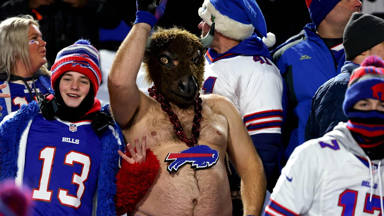 NFL 2022: Buffalo Bills v Miami Dolphins, snowballs, game stopped, fans  throwing snowballs, white-out, AFC East, Highmark Stadium, blizzard,  snowfall