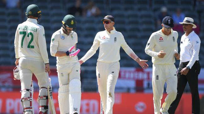 JOHANNESBURG, SOUTH AFRICA - JANUARY 27: South Africa batsman Faf du Plessis and England captain Joe Root have a chat during Day Four of the Fourth Test between South Africa and England at Wanderers on January 27, 2020 in Johannesburg, South Africa. (Photo by Stu Forster/Getty Images)