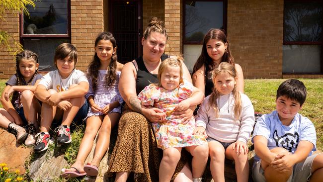 ADELAIDE/ KAURNA YARTA, AUSTRALIA - NewsWire Photos JANUARY 17, 2024: Mum of seven Brooke Thomas, 32 (middle) with her children (L-R) Bailey, 7, Leo, 9, Tiana, 8, Peyton, 3, Lily, 13, Addisyn, 5, and Tyrese, 12. Picture: NCA NewsWire / Morgan Sette