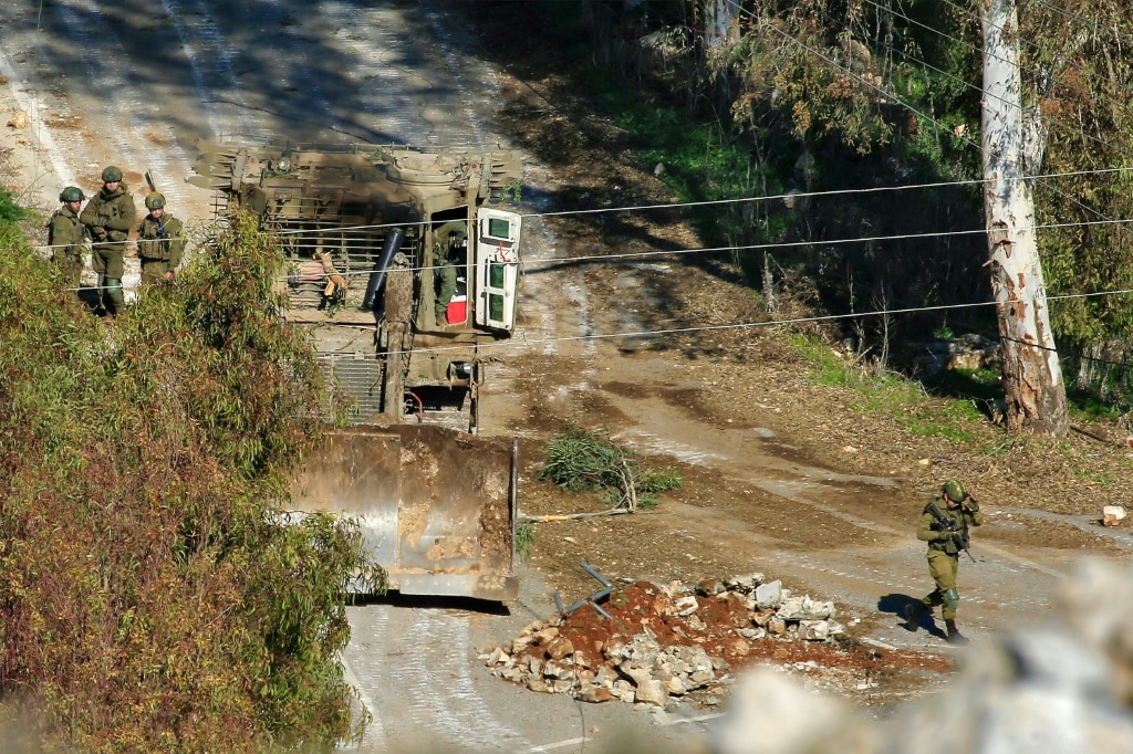 Israeli fire kills 2, wounds 32, on deadline for Lebanon withdrawal