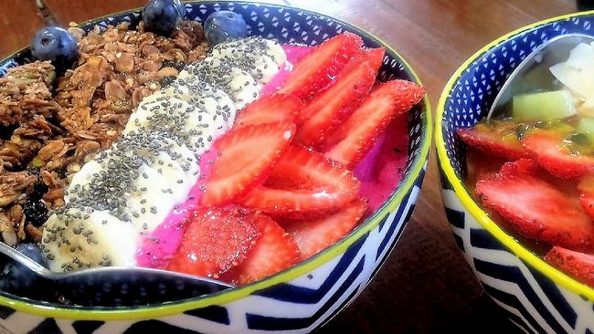 Two of a kind: the pitaya bowl and beach bowl.