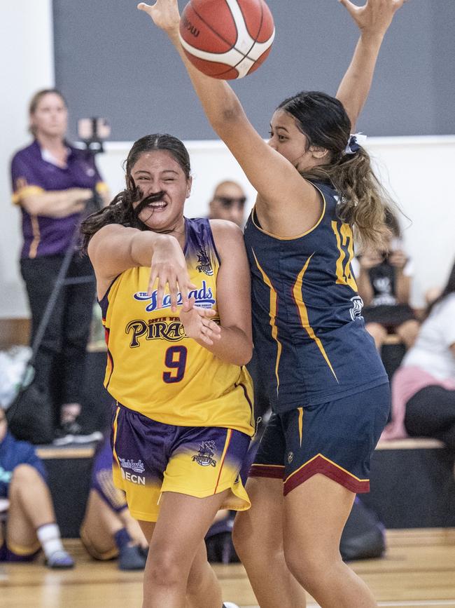 Laila Kefu for Pirates and Mylaani Sione for Thunder. Logan Thunder vs SWM Pirates Purple. Under 16 Girls State Basketball Championships. Thursday, April 14, 2022. Picture: Nev Madsen.
