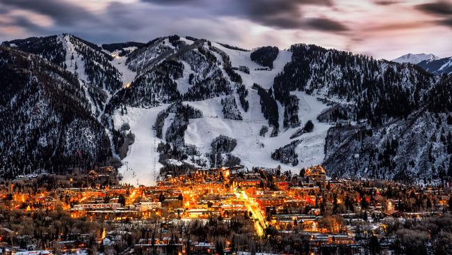 From cross country skiing to christmas festivities, Aspen, Colorado, is the place to spend Christmas if you're a fan of the snow