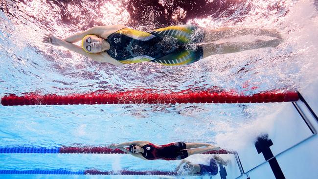 Ariarne Titmus leads Summer McIntosh of Canada in the women's 400m freestyle final. Picture: Adam Pretty/Getty Images