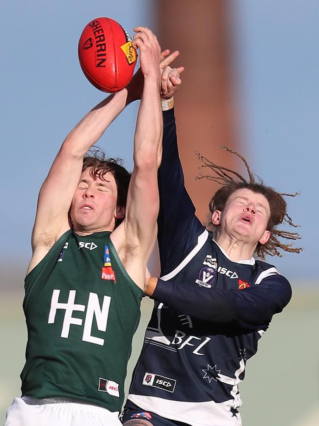 Hampden’s Riley Hutchins tries to mark over Ballarat’s Conrad Farrugia. Picture Yuri Kouzmin