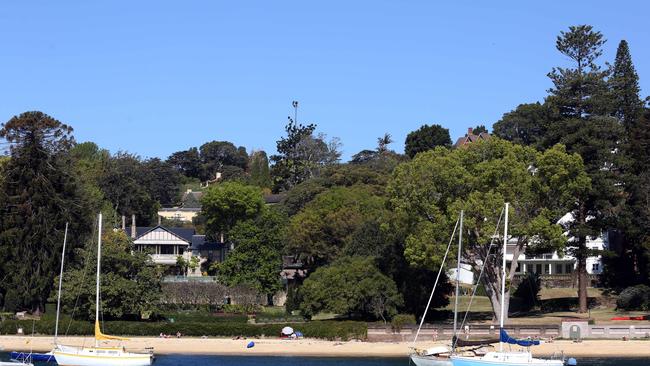 18/09/2017: Lady Mary Fairfax's  property 'Fairwater'  left, and former Fairfax property 'Elaine', right, in Point Piper.Pic by James Croucher