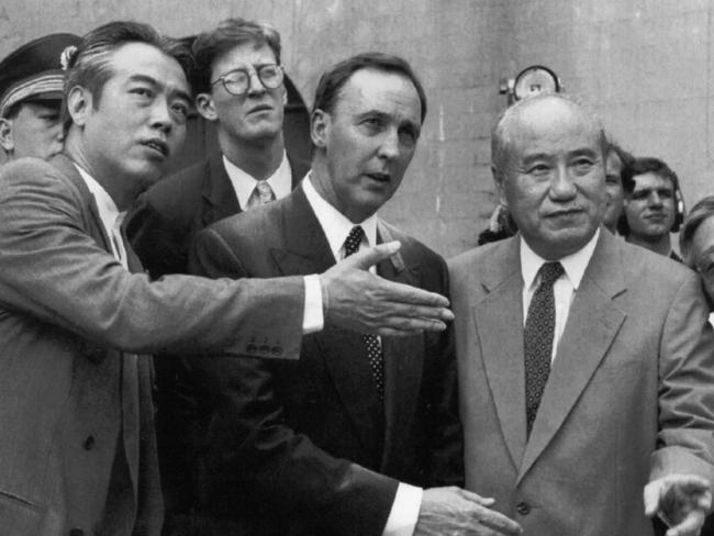 **This picture has a scanned reverse - see associated content at the bottom of the details window**Paul Keating, politician and Prime Minister of Australia (1991-1996), overseas tours in 1993. Includes China, Korea and New Zealand.