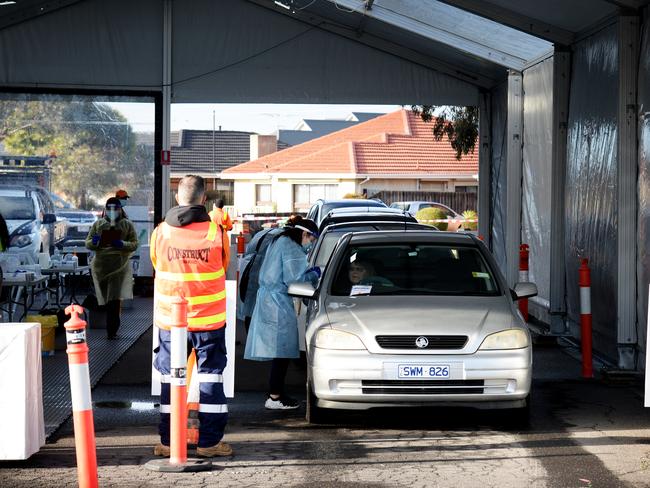 Motorists queue at a pop-up COVID-19 testing clinic at Airport West shopping centre in Melbourne. Picture: Andrew Henshaw