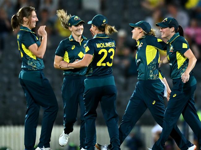 MACKAY, AUSTRALIA - SEPTEMBER 22: Australia celebrate after Phoebe Litchfield of Australia caught out Suzie Bates of New Zealand during game two of the Women's T20 International Series between Australia and New Zealand at Great Barrier Reef Arena on September 22, 2024 in Mackay, Australia. (Photo by Albert Perez/Getty Images)