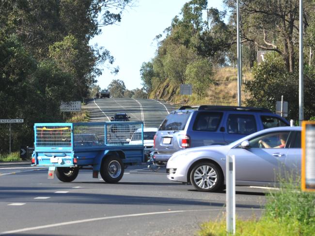 misses DT199727 Survey at Mt Lindesay Highway/ Millstream Rd intersection - turning off the Highway into Millstream Rd pic taken 14:53