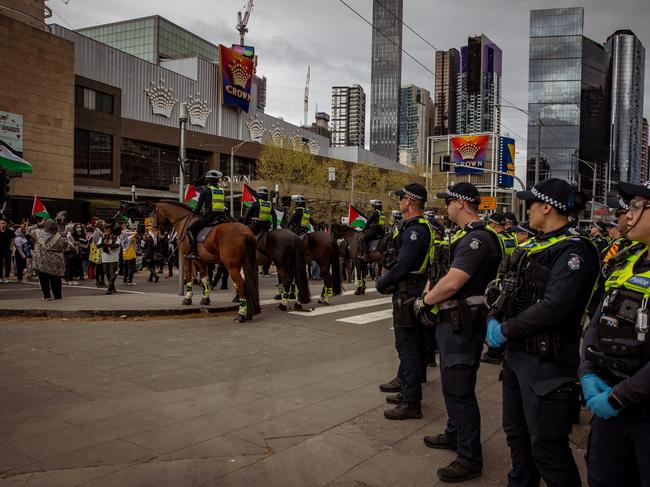 MELBOURNE, AUSTRALIA. NewsWire Photos. SEPTEMBER 8, 2024. Police officers line up in front of mounted police outside the Crown Casino and Convention Centre as demonstrators continue to protest in Melbourne. Picture: NewsWire/Tamati Smith.