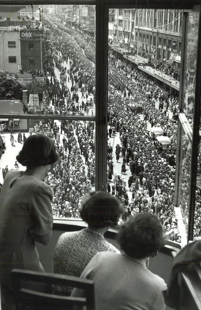 Women watch on as members of the AIF march through the streets of Melbourne. Women played a much larger role on the home front during WWII taking on jobs previously reserved for men, and volunteering in all fields.