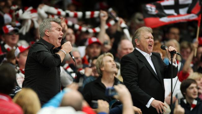 Jimmy Barnes (L) and John Farnham (R) at the 2009 GF.