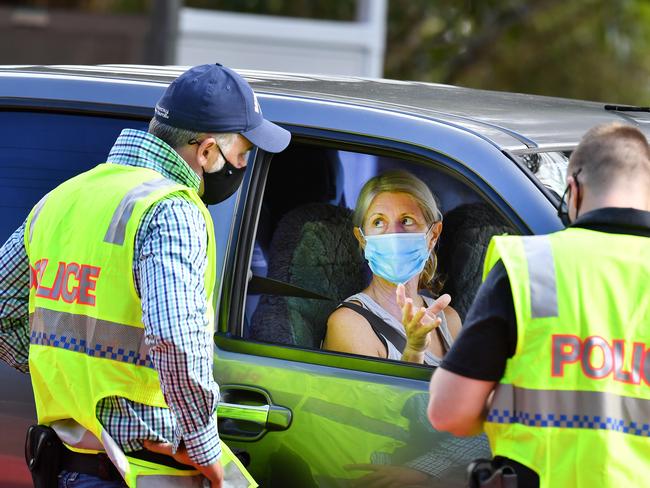 Police check cars crossing the Queensland/NSW border. Picture: NCA NewsWire / John Gass