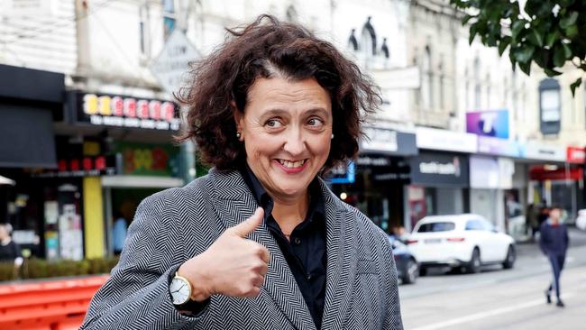 MELBOURNE, AUSTRALIA - NewsWire Photos 20 APRIL 2022 : Dr Monique Ryan who is running as an independent for the seat of Kooyong, gives the thumbs up to a passing supporter in Glenferrie Rd. Hawthorn. Picture : NCA NewsWire / Ian Currie