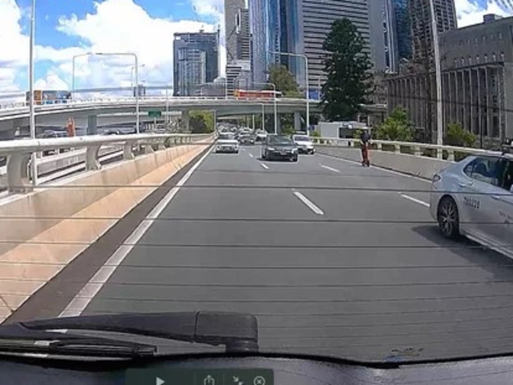 An e-scooter rider braves the Riverside Expressway. Picture: Reddit/Director_Squirtle