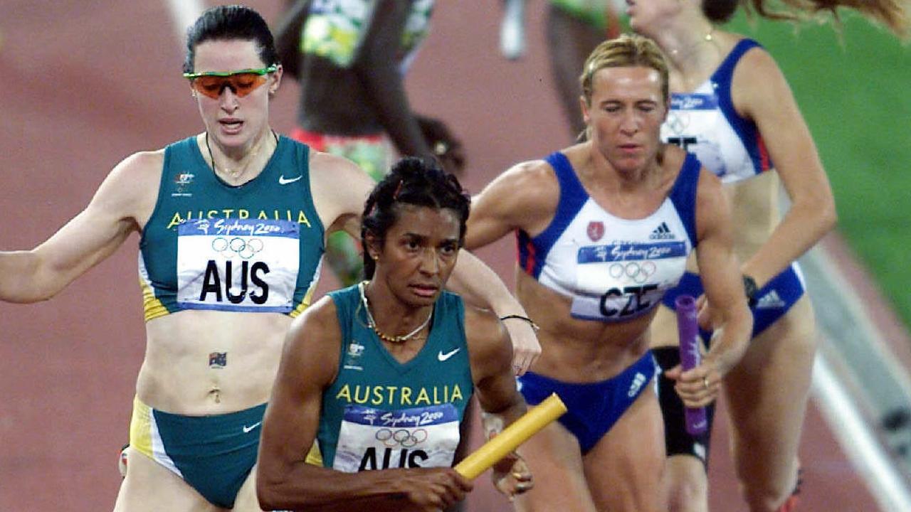 29/09/2000. Day 14. Jana Pittman passes to Nova Peris Kneebone in the 4x400m heats. 2000 Olympic Games. Sydney Olympics.