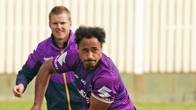 Kaufusi extends his stay at the Storm