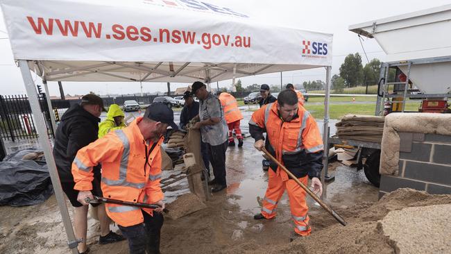 SES residents loading up sandbags. Picture: Getty Images