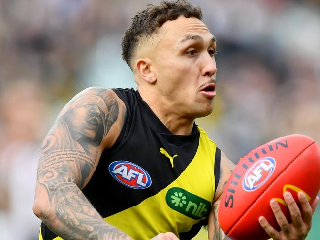 MELBOURNE, AUSTRALIA - JULY 28: Shai Bolton of the Tigers handballs during the round 20 AFL match between Collingwood Magpies and Richmond Tigers at Melbourne Cricket Ground, on July 28, 2024, in Melbourne, Australia. (Photo by Josh Chadwick/Getty Images)