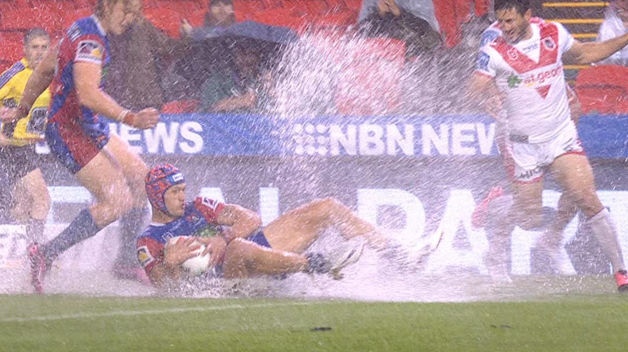 Kalyn Ponga scores for the Knights.