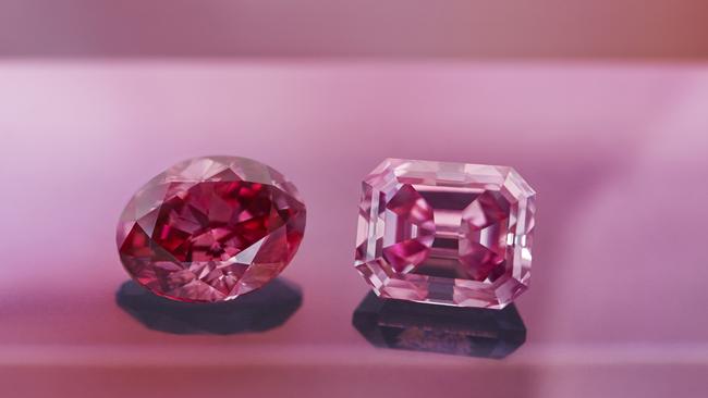 Today there are less than 100,000 carats of pink diamonds in existence, making pink diamonds extremely rare.