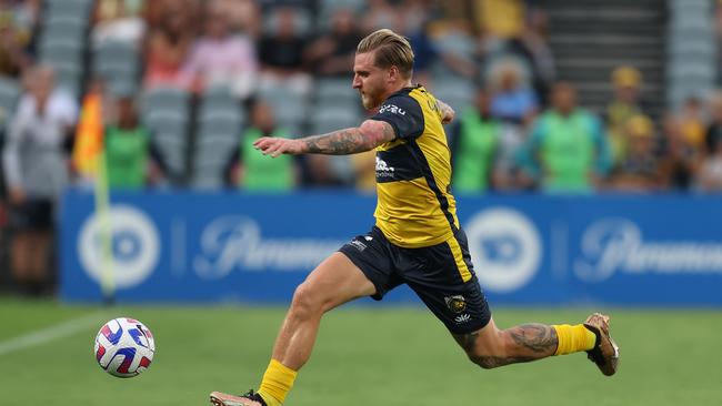 Mariners marksman Jason Cummings will pose a threat to Adelaide United. Picture: Scott Gardiner/Getty Images