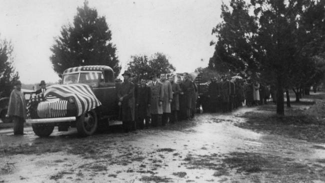 Cortege for fallen American airmen at Bundaberg War Cemetery, 1948. A solemn tribute to in honour of an American airmen who died during service in World War II, and whose grave is now located at the Bundaberg War Cemetery. Source: John Oxley Library, State Library of Queensland