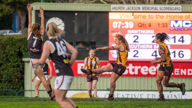 Rosie Dillon kicks downfield Picture: Jack Clemens