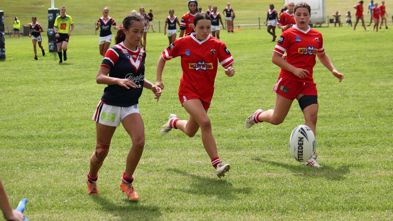 Jaydariah Mapusua and Maddy Bullock compete for the loose ball. Picture: Kevin Merrigan
