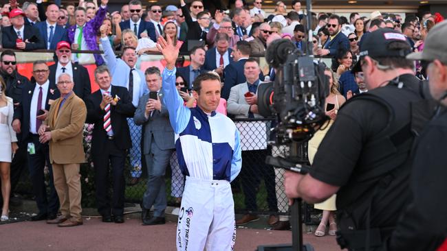 Damien Oliver receives a standing ovation before riding in the Cox Plate for the final time. Picture: Vince Caligiuri/Getty Images