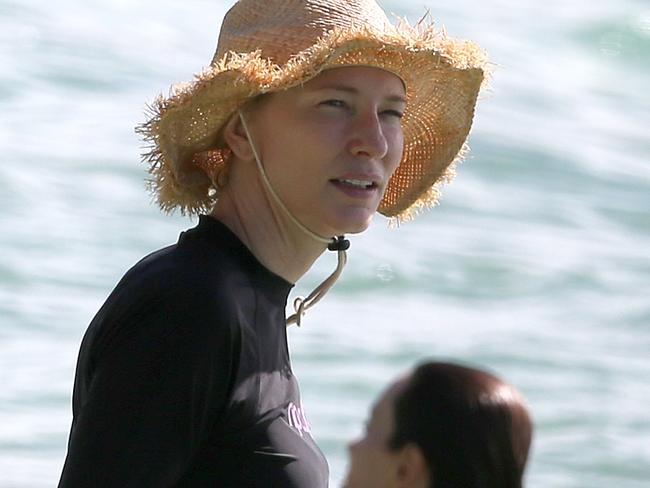 EXCLUSIVE TO INF. ALL-ROUNDER. July 6, 2014: Cate Blanchett swimming at a beach in Port Villa, Vanuatu with her children today. Pictured here: Cate Blanchett. Mandatory Credit: INFphoto.com Ref: infausy-28/37