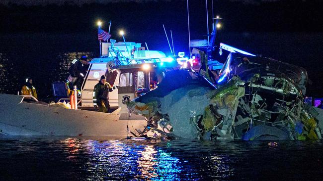 ARLINGTON, VIRGINIA - JANUARY 30: (EDITORS NOTE: Image contains graphic content) Emergency response units assess airplane wreckage in the Potomac River near Ronald Reagan Washington Airport on January 30, 2025 in Arlington, Virginia. An American Airlines flight from Wichita, Kansas collided with a helicopter while approaching Ronald Reagan National Airport.   Andrew Harnik/Getty Images/AFP (Photo by Andrew Harnik / GETTY IMAGES NORTH AMERICA / Getty Images via AFP)