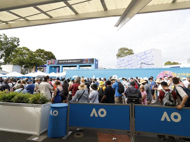 Aus Open failure leaves fans stranded