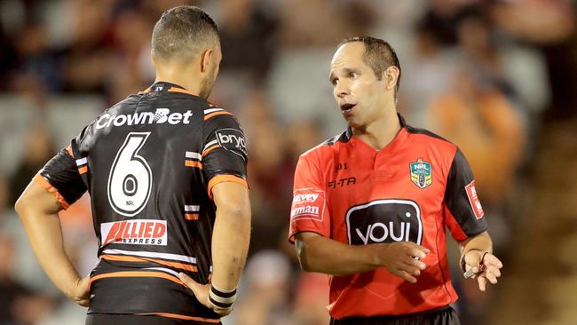 Referee Ashley Klein explains the decision to Benji Marshall. Picture: Getty Images